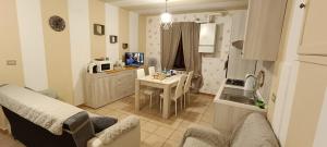 sala de estar con cocina con mesa. en Appartamento Beatrice, en Villanova dʼAsti