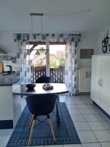 una cucina con tavolo e sedia di Haus Overbeck a Schneverdingen