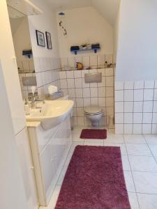 bagno con lavandino e servizi igienici di Haus Overbeck a Schneverdingen