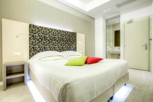A bed or beds in a room at Hotel Boemia