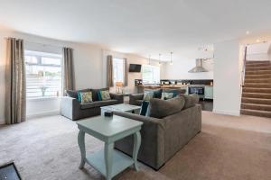 A seating area at Lovely 5-Bed House in Lundin Links coastal village