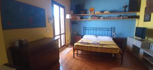 una camera con un letto in una stanza con una finestra di Via Roma a Terni