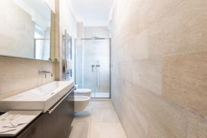 uma casa de banho com um lavatório e um WC em Rosselli 13 Milan Apartment em Milão
