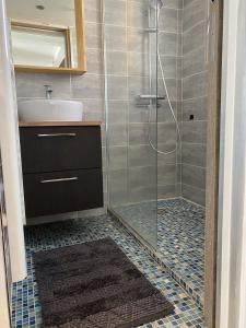 a bathroom with a shower with a sink and a toilet at VUEMER Bandol - GRANDE TERRASSE de 45m2 VUE MER PISCINE PARKING in Bandol