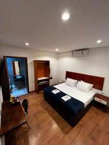 um quarto com uma cama grande num quarto em Bistu Hotel - Vila Nova Conceição em São Paulo