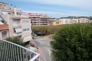 vistas a una calle de una ciudad con edificios en Apartamentos Siglo XXI - Ancla, en Sant Feliu de Guíxols