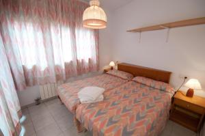 Posteľ alebo postele v izbe v ubytovaní Apartamentos Siglo XXI - Ancla