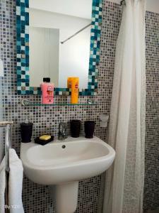 a bathroom with a sink and a mirror at Appartement Standing Nabeul in Beni Khiar