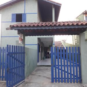 an entrance to a house with a blue gate at Apartamento Ilha comprida centro in Ilha Comprida