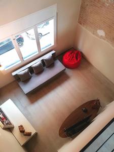 una vista aérea de una sala de estar con una tabla de surf en Mazi Apartments Penthouse, en Badalona