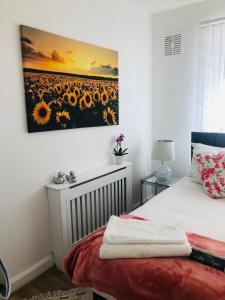 Una cama o camas en una habitación de Super location 2, 1min metro 10 min from Camden