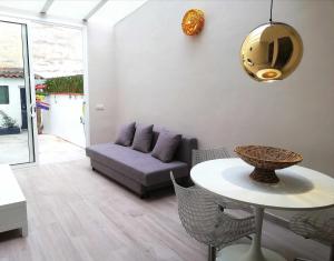 A seating area at Mazi Apartments Chic