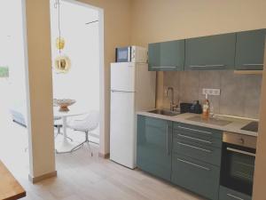 A kitchen or kitchenette at Mazi Apartments Chic