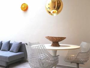 A seating area at Mazi Apartments Chic