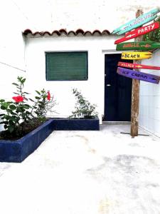 A garden outside Mazi Apartments Chic