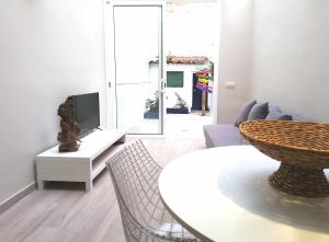 A seating area at Mazi Apartments Chic