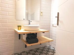 A bathroom at Mazi Apartments Chic