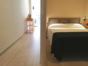 A bed or beds in a room at Mazi Apartments Chic