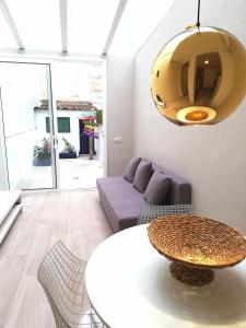 A seating area at Mazi Apartments Chic