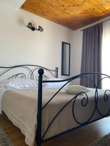 een slaapkamer met een bed met een smeedijzeren frame bij Apartment Jakovcevic 3 in Zadar