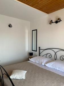 een slaapkamer met 2 bedden en een houten plafond bij Apartment Jakovcevic 3 in Zadar