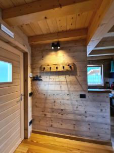 ein Zimmer in einem Blockhaus mit einer Holzwand in der Unterkunft Chalet Camporosso in Camporosso in Valcanale