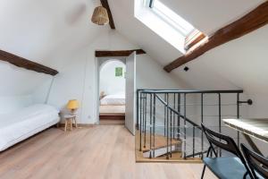 ein Schlafzimmer mit einem Bett und einer Treppe in einem Zimmer in der Unterkunft CABANA & LES PORTES DE LA FORÊT D' ORLÉANS in Nevoy