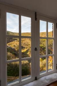 uma janela com vista para o campo vista através dele em Casa da Padaria em Piódão