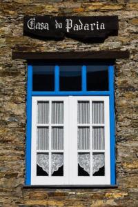 una ventana en el lateral de un edificio de ladrillo en Casa da Padaria en Piódão
