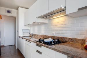 Kuchyňa alebo kuchynka v ubytovaní Appartement Grand Duc - Welkeys + 4 fotografie