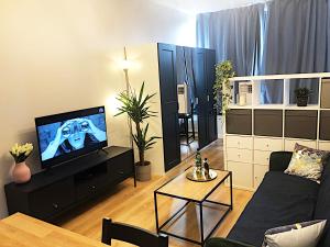a living room with a couch and a tv at Apartimento Hydral Spero in Wrocław