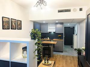 une cuisine avec des placards bleus et un comptoir dans l'établissement Apartimento Hydral Spero, à Wrocław