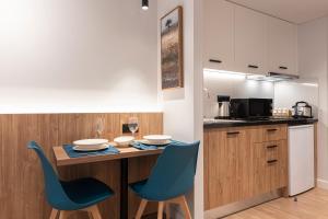 A&N Athens Luxury Apartments - Akadimou的厨房或小厨房