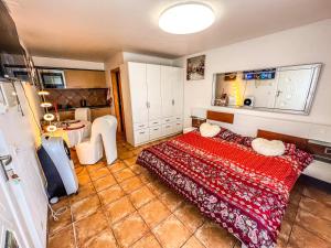 una camera da letto con un letto, un tavolo e uno specchio di Studio romantique vue sur camping a Saxon