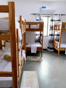 Ein Etagenbett oder Etagenbetten in einem Zimmer der Unterkunft Tamu House Pajé Beach