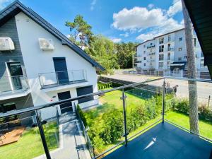 Appartamento dotato di balcone con vista su un cortile. di "Blue Sun" Apartament 11B HorizonPark Dziwnòwek a Dziwnówek