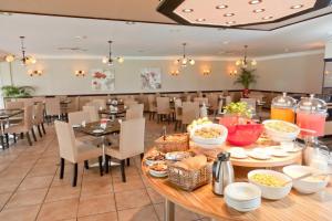 a table with food on it in a restaurant at Oudtshoorn Inn Hotel in Oudtshoorn
