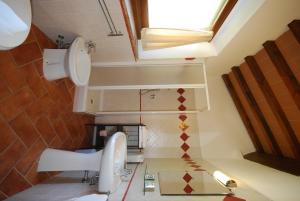 バルベリーノ・ディ・ムジェッロにあるLago 8のバスルーム(トイレ、洗面台付)