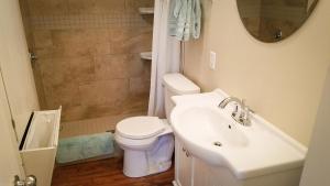 uma casa de banho com um lavatório, um WC e um chuveiro em HA Whitney Inn em Columbus