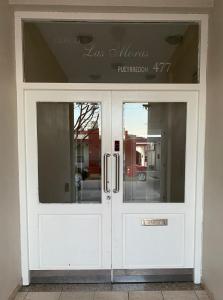 Una puerta blanca con un cartel encima. en Complejo Las Moras en Santa Rosa