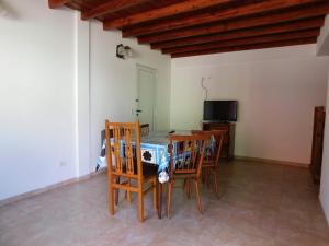 a dining room with a table and chairs at Alquileres Luis in San Clemente del Tuyú