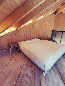 Ce lit se trouve dans un dortoir doté de parquet. dans l'établissement Domek u Gai, à Klecza