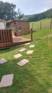Yurt Uchaf Off-Grid Glamping外面的花园