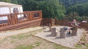 Yurt Uchaf Off-Grid Glamping外面的花园
