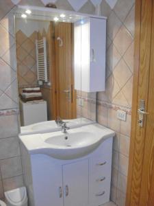 a bathroom with a white sink and a mirror at Grazioso monolocale vista Cervino in Breuil-Cervinia