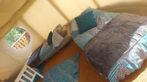 Yurt Uchaf Off-Grid Glamping客房内的一张或多张床位