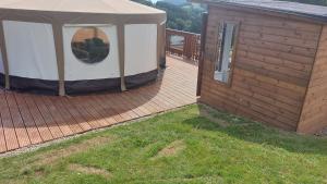 Yurt Uchaf Off-Grid Glamping外面的花园