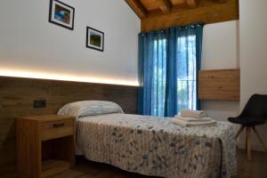 een kleine slaapkamer met een bed en een raam bij Apartamento El Mirador de la Rua in Estella