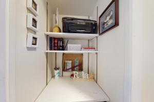 ein Zimmer mit einem Bücherregal mit einem Drucker darauf in der Unterkunft Beachwalk 4 in Gulf Shores