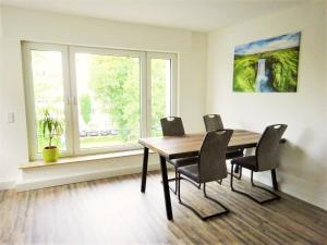 a dining room with a table and chairs and a window at Boardinghouse Arnsberg in Arnsberg